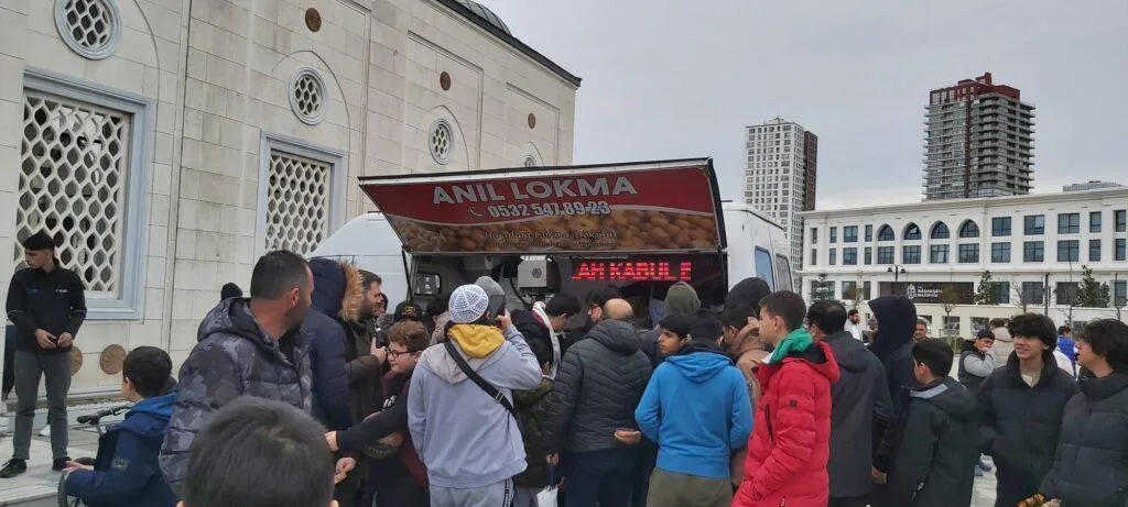 Cami Çıkışı Lokma Döktürme